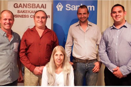 Gansbaai Sakekamer se 2016/17 Bestuurslede met die nuwe voorsitter, Julia Barlow voor. Agter vlnr is Hein van Wyk, Johan von Wielligh, Dirk BÃ¼chner (Jnr) en Mynhardt Geyer