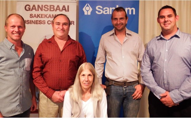 Gansbaai Sakekamer se 2016/17 Bestuurslede met die nuwe voorsitter, Julia Barlow voor. Agter vlnr is Hein van Wyk, Johan von Wielligh, Dirk BÃ¼chner (Jnr) en Mynhardt Geyer