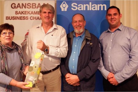 Links oorhandig Glenda Kitley â€˜n blyk van waardering aan die gasspreker, Victor Hougaard (Sanlam: Kaap), met die uittredende voorsitter, Kobus van Staden en Mynhardt Geyer (Sanlam: Hermanus) by hulle