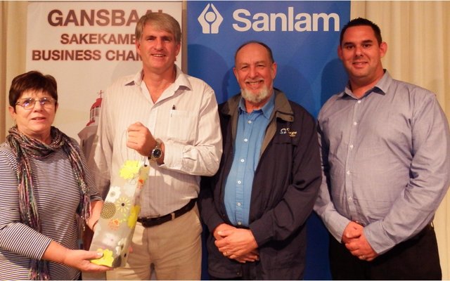 Links oorhandig Glenda Kitley â€˜n blyk van waardering aan die gasspreker, Victor Hougaard (Sanlam: Kaap), met die uittredende voorsitter, Kobus van Staden en Mynhardt Geyer (Sanlam: Hermanus) by hulle