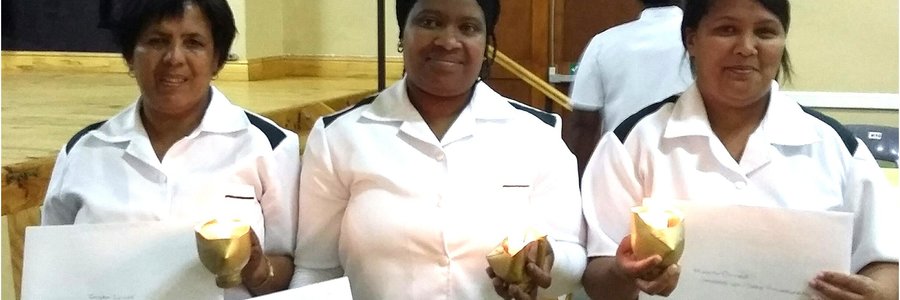 Drie Gansbaaiers wat in 2015 hul kursusse met hoogste lof voltooi het, met vlnr Jacoba Lewies, Thelma Konco en Minette October.   (Argieffoto: Gansbaai Courant)