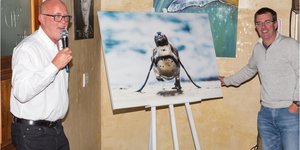 Michael Lutzeyer, Afslaer vir die aand, saam met Geoff McIver, topbieer vir die Afrika Pikkewyn foto deur Peter Chadwick