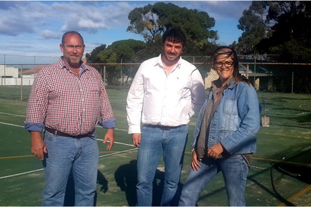 Vlnr is Michael Geldenhuys (voorsitter: Ouermaatskappy), JP Coetzer (Atlantic Abalone) en ChrizÃ¼lene van Niekerk (organiseerder)