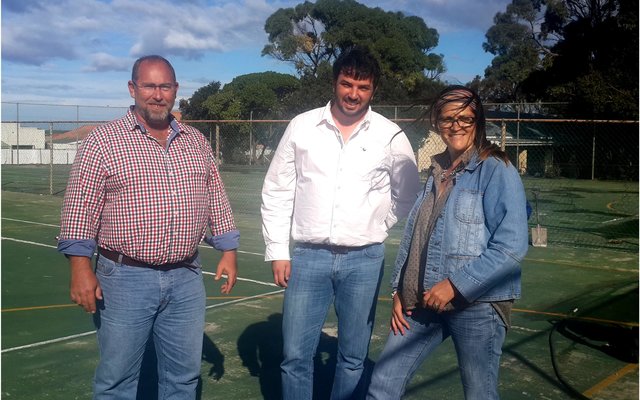 Vlnr is Michael Geldenhuys (voorsitter: Ouermaatskappy), JP Coetzer (Atlantic Abalone) en ChrizÃ¼lene van Niekerk (organiseerder)