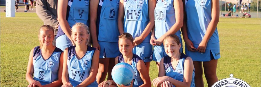 Laerskool Gansbaai se 0/13A Netbalspan pronk in hul pragtige netbaldrag, geborg deur Overberg Versekering en Hollard.  Ons hartlike dank aan diÃ© twee instansies vir hul ruim bydrae om hierdie uitrustings moontlik te maak.  Die dogters vertoon pragtig en dra hul nuwe uitrustings met trots. Agter vlnr:  Mnr Albert Myburgh Overberg Versekering, Carla Groenewald, Bianca Heydenrych, Marzhan Roux, Elzaan du Toit en Megan Crafford. Voor vlnr:  Caitlyn Otto, MarnÃ© Middleton, Janika Kruger en ShanÃ© Engelbrecht.