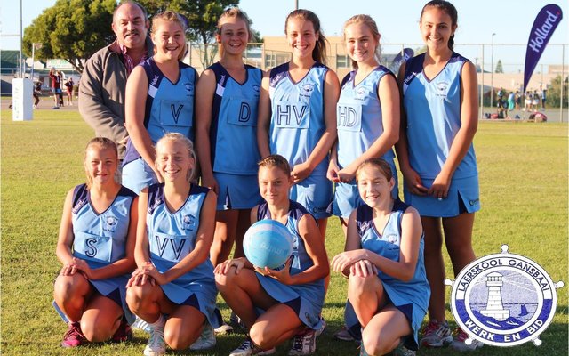 Laerskool Gansbaai se 0/13A Netbalspan pronk in hul pragtige netbaldrag, geborg deur Overberg Versekering en Hollard.  Ons hartlike dank aan diÃ© twee instansies vir hul ruim bydrae om hierdie uitrustings moontlik te maak.  Die dogters vertoon pragtig en dra hul nuwe uitrustings met trots. Agter vlnr:  Mnr Albert Myburgh Overberg Versekering, Carla Groenewald, Bianca Heydenrych, Marzhan Roux, Elzaan du Toit en Megan Crafford. Voor vlnr:  Caitlyn Otto, MarnÃ© Middleton, Janika Kruger en ShanÃ© Engelbrecht.