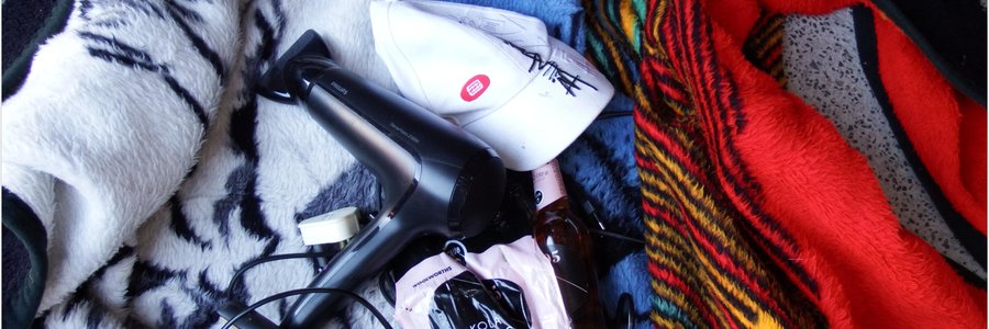 Van die gesteelde goedere by Gansbaai SAPD: onder andere â€˜n kleurvolle kombers, haardroeÃ«r en -toerusting en â€˜n wit pet