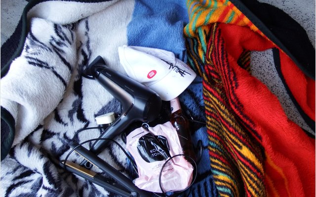 Van die gesteelde goedere by Gansbaai SAPD: onder andere â€˜n kleurvolle kombers, haardroeÃ«r en -toerusting en â€˜n wit pet