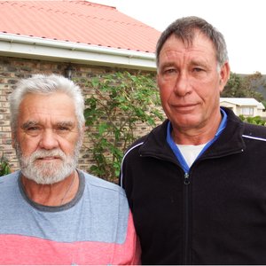 Regs is Vonnie Le Roux wat die grysbokkie uit die see gered het, met sy vriend Norman Kemm langs hom  