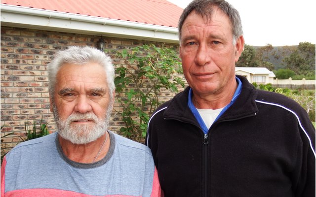 Regs is Vonnie Le Roux wat die grysbokkie uit die see gered het, met sy vriend Norman Kemm langs hom  