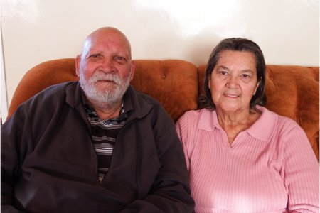 Willem Appel en sy eggenote, Magdalene in hul netjiese sitkamer in Stanford