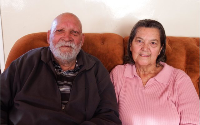 Willem Appel en sy eggenote, Magdalene in hul netjiese sitkamer in Stanford