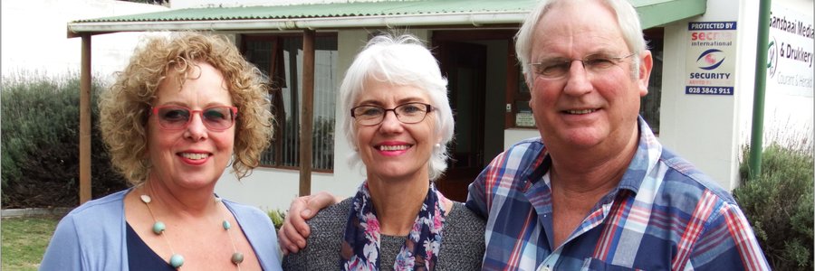 Op  1  Mei  vanjaar  het  Gansbaai Courant, nÃ¡ 17 jaar, van eienaar gewissel,  met Francois en Deonora de Jongh wat besluit het om te verkoop en af te tree.  Vlnr is Marinda van der Walt (nuwe eienaar/uitgewer) saam met die voormalige eienaars van Gansbaai Courant, Deonora en Francois de Jongh.