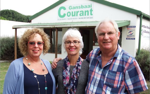 Op  1  Mei  vanjaar  het  Gansbaai Courant, nÃ¡ 17 jaar, van eienaar gewissel,  met Francois en Deonora de Jongh wat besluit het om te verkoop en af te tree.  Vlnr is Marinda van der Walt (nuwe eienaar/uitgewer) saam met die voormalige eienaars van Gansbaai Courant, Deonora en Francois de Jongh.
