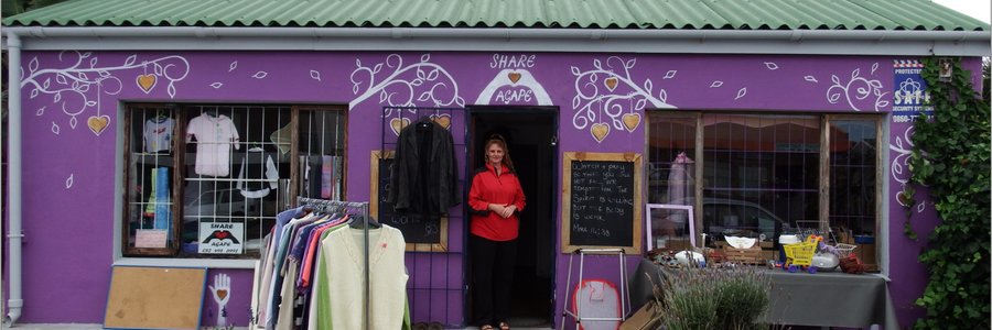 Share se perswinkeltjie in Fabriekstraat, met die vrywillige Bestuurder, Rachel Engelbrecht wat in die deur staan