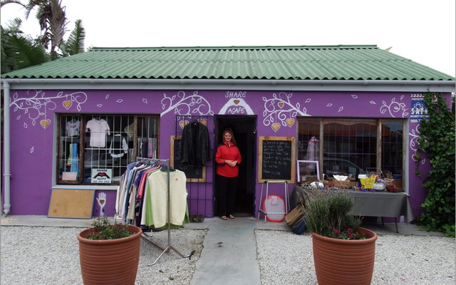 Share se perswinkeltjie in Fabriekstraat, met die vrywillige Bestuurder, Rachel Engelbrecht wat in die deur staan