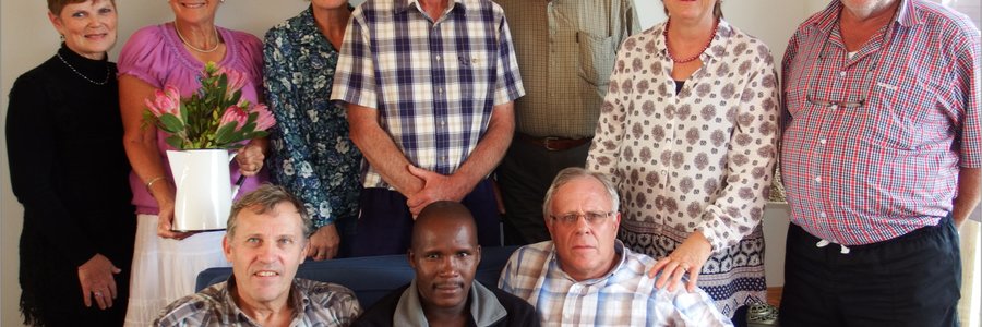 Ds Lourens van der Westhuizen en past Bongenkosie (Bongi) Mthembu van die Makhathini-vlaktes (ou Noord Zululand) in KwaZulu-Natal, het vir â€˜n week of wat kom kuier. Ds Van der Westhuizen lei heelparty van die NGK se Pinksterdienste, terwyl Bongi van sy kosbare getuienis lewer. Die foto is geneem tydens â€˜n gesellige braai in ds Dirk en Marina van Dyk se huis wat deur die Uitreik-aksie gereÃ«l is. Voor vlnr is ds Lourens van der Westhuizen, past Bongenkosie Mthembu en ds Dirk van Dyk. Agter vlnr is Anita Botha, Elcine Hulme, Ansie en Gerhard Germishuys, Johan van Wyk, Marina van Dyk en Johan Hulme (Voorsitter: Uitreik-aksie)