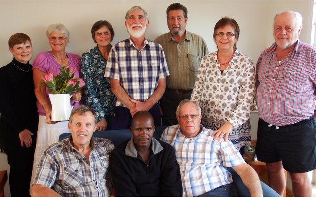 Ds Lourens van der Westhuizen en past Bongenkosie (Bongi) Mthembu van die Makhathini-vlaktes (ou Noord Zululand) in KwaZulu-Natal, het vir â€˜n week of wat kom kuier. Ds Van der Westhuizen lei heelparty van die NGK se Pinksterdienste, terwyl Bongi van sy kosbare getuienis lewer. Die foto is geneem tydens â€˜n gesellige braai in ds Dirk en Marina van Dyk se huis wat deur die Uitreik-aksie gereÃ«l is. Voor vlnr is ds Lourens van der Westhuizen, past Bongenkosie Mthembu en ds Dirk van Dyk. Agter vlnr is Anita Botha, Elcine Hulme, Ansie en Gerhard Germishuys, Johan van Wyk, Marina van Dyk en Johan Hulme (Voorsitter: Uitreik-aksie)