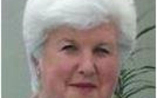 Teresa Maree van AVBOB het â€˜n pragtige skildery wat sy geskilder het, aan die TABITA Senior Burgers Komitee van Gansbaai AGS geskenk wat vir â€˜n fondsinsamelingsprojek uitgeloot kon word. Die skildery is deur Maxi Fourie (regs) van Krugersdorp gewen. Die komiteelede bedank graag vir Teresa vir die skildery, asook almal wat hulle ondersteun het en lootjies gekoop het. 