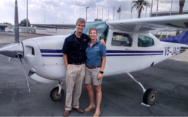 Die twee vlieÃ«niers, Tanya en David, by die Eros lughawe in Windhoek, NamibiÃ«