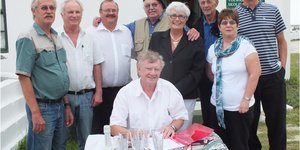 Die volledige Gedenkbundel Komitee wat op 14 April 2014 die kontrak vir die boek onderteken het, met Pieter Scholtz (voorsitter) voor en agter vlnr Ben Gericke, Francouis de Jongh, Kat Myburgh, Jan en SD Fourie (skrywers), Herman Fourie, Johan Coetzee en Glenda Kitley. (Foto: Gansbaai Courant) 