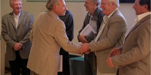 Gerrit Cloete (proefleser) ontvang sy gratis boek (Foto: Sean van der Linde)