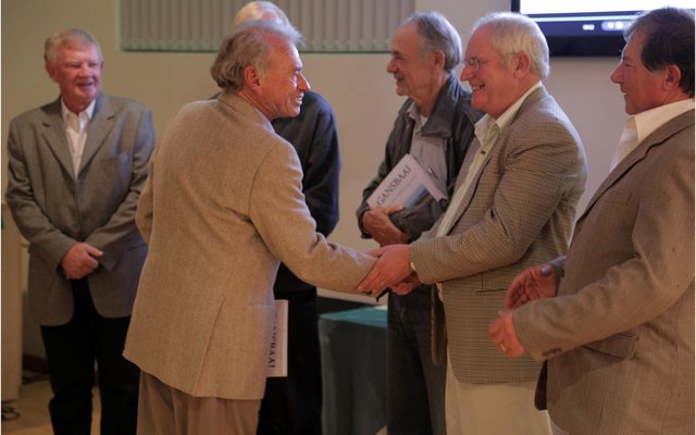 Gerrit Cloete (proefleser) ontvang sy gratis boek (Foto: Sean van der Linde)