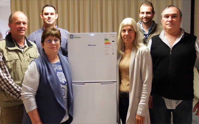 Voor vlnr (wat die yskas â€œom-armâ€), is Glenda Kitley en Julia Barlow. Agter staan die res van die Sakekamer Komitee, met vlnr Hein van Wyk, Mynhardt Geyer, Dirk BÃ¼chner (Jnr) en Johan von Wielligh