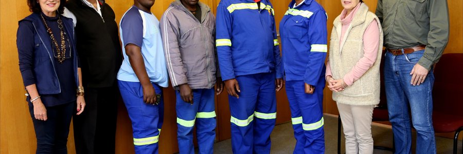 Overstrandse Munisipaliteit se Gansbaai Administrasie spog vir die soveelste keer met â€œLangasem-personeelledeâ€. Op die foto is die personeellede wat Langdienssertifikate tydens die onlangse Wykskomitee-vergaderings ontvang het, asook â€˜n nuwe aanstelling, met vlnr rdl Riana de Coning, mnr Kat Myburgh (Areabestuurder), PS Hatili (Parke - 15jr), MW Makumsha (Parke - 15jr), M Dunjwa (Strate - 15jr), L Tutu (Nuwe aanstelling - Algemene Assistant: Vaste Afval), DS Goosen (KliÃ«ntediens - 20jr) en mnr Jean de Villiers. JTH Kleynhans (Elektries - 10jr) was afwesig tydens die fotosessie.         FOTOAFDRUKKE BESKIKBAAR BY GANSBAAI COURANT