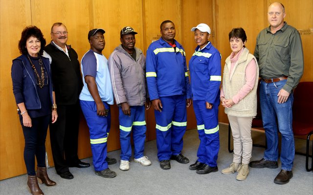 Overstrandse Munisipaliteit se Gansbaai Administrasie spog vir die soveelste keer met â€œLangasem-personeelledeâ€. Op die foto is die personeellede wat Langdienssertifikate tydens die onlangse Wykskomitee-vergaderings ontvang het, asook â€˜n nuwe aanstelling, met vlnr rdl Riana de Coning, mnr Kat Myburgh (Areabestuurder), PS Hatili (Parke - 15jr), MW Makumsha (Parke - 15jr), M Dunjwa (Strate - 15jr), L Tutu (Nuwe aanstelling - Algemene Assistant: Vaste Afval), DS Goosen (KliÃ«ntediens - 20jr) en mnr Jean de Villiers. JTH Kleynhans (Elektries - 10jr) was afwesig tydens die fotosessie.         FOTOAFDRUKKE BESKIKBAAR BY GANSBAAI COURANT