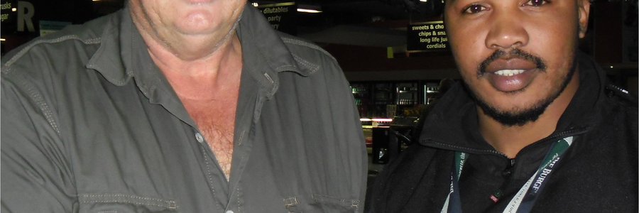 Mnr DP Loubser van Franskraal is die tweede wenner wat sy aankope teruggewen het. Hy kwalifiseer nou om tydens die finale trekking 'n motor te wen. Saam met hom is Asanda van Spar wat sy prys oorhandig het.