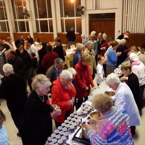 Vrouediensdames moes bontstaan met die bediening van 9 soorte sop tydens die onlangse Pinkstermaal 