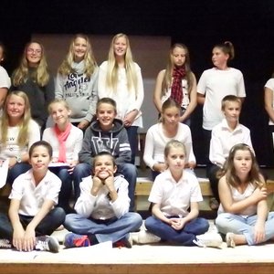 Laerskool Gansbaai se Gr 4-7 leerders het pragtige enkele geestelike liedere onder leiding van Alana Louw gesing