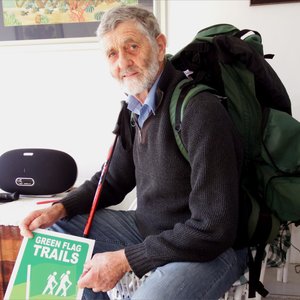 Prof Leon Hugo van Franskraal wat besig is met 'n verslag om Nepal se voetslaanpaaie herstruktureer.