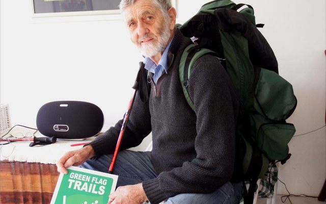 Prof Leon Hugo van Franskraal wat besig is met 'n verslag om Nepal se voetslaanpaaie herstruktureer.