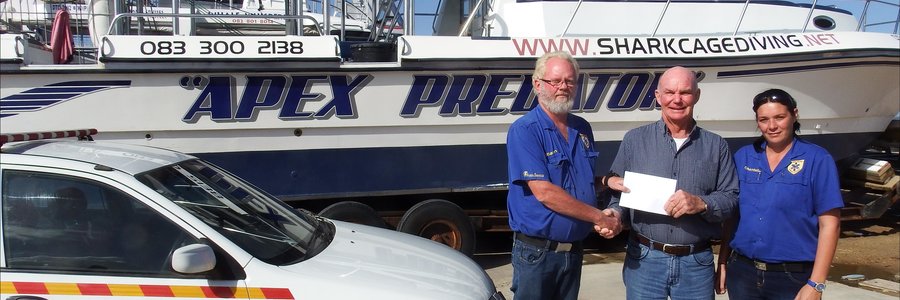 Vlnr is Riaan Buys, Brian McFarlane (borg) en Chantelle Colyn by Brian se boot, Apex Predator, en een van Overstrand Medical Response se noodvoertuie.