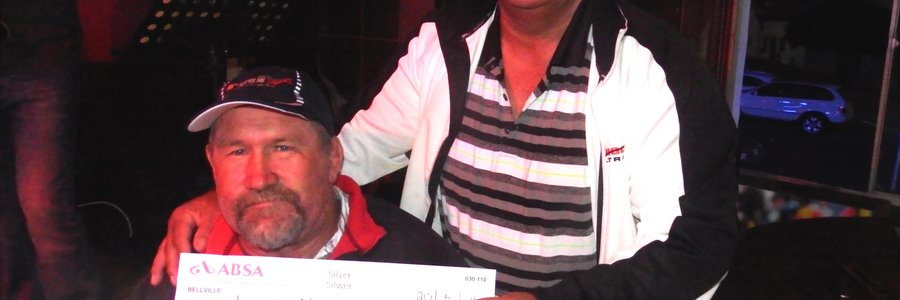 Dave Mostert (Mossie), bekende gestremde in Gansbaai, was onlangs so gelukkig as om R30 000 te ontvang vir toerusting om hom te help om gemakliker in en uit sy kombi te kan kom. Die geld is tydens â€˜n veiling wat sy neef, Willa de Jager van WP Waterproofing in Brackenfell, in samewerking met The Palms Pub & Grill gereÃ«l het, ingesamel. â€œOns reÃ«l een keer per jaar â€˜n veiling van getekende Stormers-items vir twee liefdadigheidsorganisasies en vanjaar het ek besluit om â€˜n deel daarvan aan Mossie te skenk,â€ het Willa gesÃª. Op die foto ontvang Mossie sy tjek van Willa (regs) in die Seaview Hotel in Gansbaai.