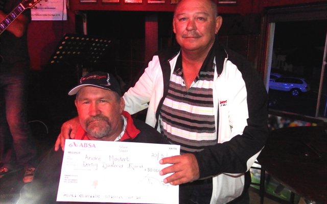 Dave Mostert (Mossie), bekende gestremde in Gansbaai, was onlangs so gelukkig as om R30 000 te ontvang vir toerusting om hom te help om gemakliker in en uit sy kombi te kan kom. Die geld is tydens â€˜n veiling wat sy neef, Willa de Jager van WP Waterproofing in Brackenfell, in samewerking met The Palms Pub & Grill gereÃ«l het, ingesamel. â€œOns reÃ«l een keer per jaar â€˜n veiling van getekende Stormers-items vir twee liefdadigheidsorganisasies en vanjaar het ek besluit om â€˜n deel daarvan aan Mossie te skenk,â€ het Willa gesÃª. Op die foto ontvang Mossie sy tjek van Willa (regs) in die Seaview Hotel in Gansbaai.