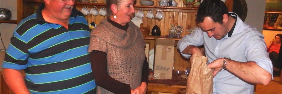 JM Crafford van Stettyn Wynkelder (regs) was baie opgewonde oor â€˜n Gansbaai Wynproegilde voorskoot wat deur vooritter Theuns Roodman en Marlene van der Walt aan hom oorhandig is.