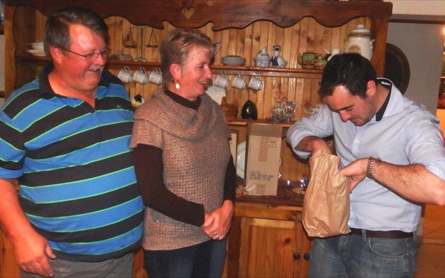 JM Crafford van Stettyn Wynkelder (regs) was baie opgewonde oor â€˜n Gansbaai Wynproegilde voorskoot wat deur vooritter Theuns Roodman en Marlene van der Walt aan hom oorhandig is.