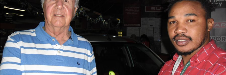 Mnr D de Kock van De Kelders is die derde wenner wat sy aankope teruggewen het. Hy kwalifiseer nou om tydens die finale trekking 'n motor te wen. Saam met hom is Asanda van Spar wat sy prys oorhandig het.