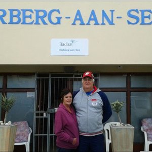 Elmarie Haniball hier  saam met haar eggenoot.  Haar pa, Giepie van Rensburg, was die bouer wat HaS  in 1973 voltooi het.