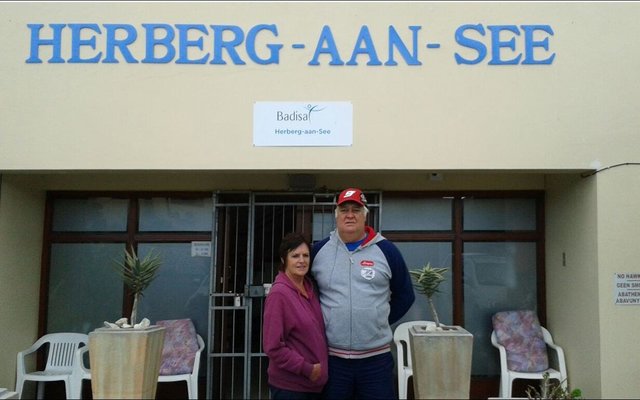 Elmarie Haniball hier  saam met haar eggenoot.  Haar pa, Giepie van Rensburg, was die bouer wat HaS  in 1973 voltooi het.