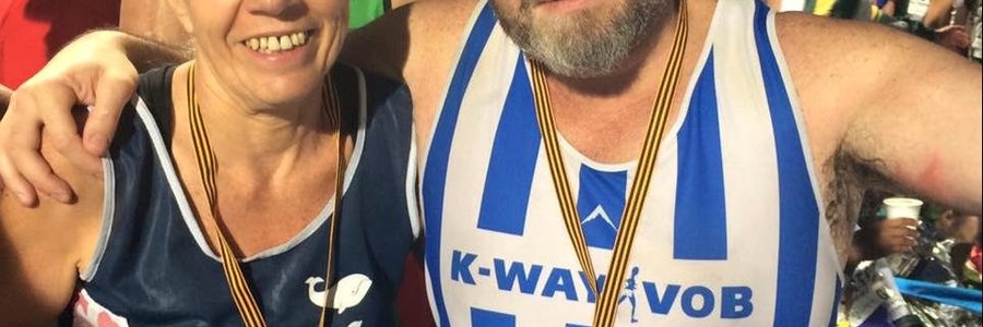 Julia Barlow, Voorsitter van Gansbaai Sakekamer hier saam met haar broerskind en ook peetkind, Kennith Barlow,  direk nÃ¡ die uitmergelende Comrades tussen Pietermaritzburg en Durban.