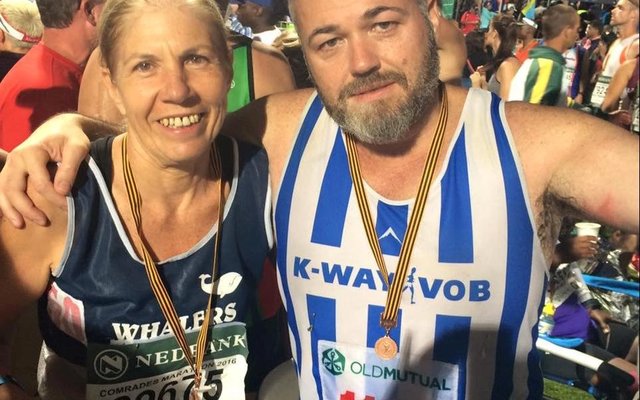 Julia Barlow, Voorsitter van Gansbaai Sakekamer hier saam met haar broerskind en ook peetkind, Kennith Barlow,  direk nÃ¡ die uitmergelende Comrades tussen Pietermaritzburg en Durban.