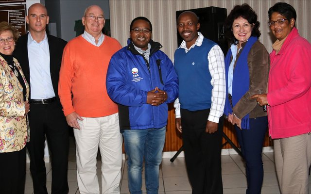 DA-lede Maandagaand by â€˜n vergadering in Franskraal van links, Raadsdame Nicolette Botha-Guthrie â€“ Overstrandse Uitvoerende Burgemeester, Lid van die Nasionale  Parlement, Dr Michael Cardo, Rdl Dudley Coetzee (Wyk 11), Lid van die Provinsiale Parlement, Masizole Mnqasela, Kandidaat  Rdl Andrew Komani, Rdl Riana de Coning (Wyk 2)  en Proporsionele Raadslid,  Moira Opperman (Wyk 2).