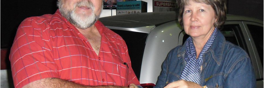 Me Marietjie Woensdregt is die vierde wenner wat haar aankope teruggewen het. Sy kwalifiseer nou om tydens die finale trekking 'n motor te wen. Saam met haar is Jan Fourie van Spar wat haar prys oorhandig het.