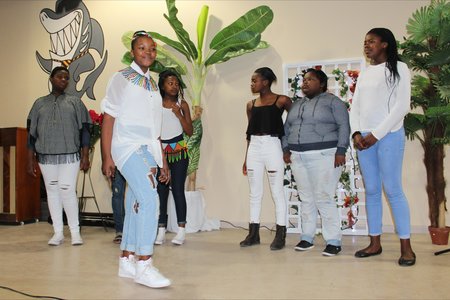 Sharkies besig met opvoering gedurende die Cultivaria .