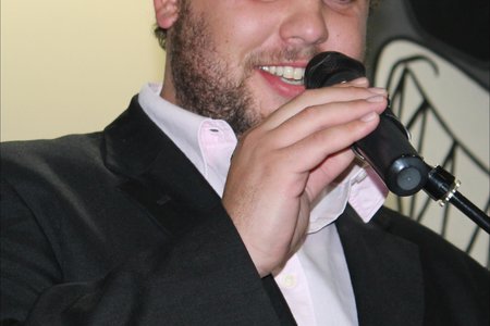 Levi Lewis besig om te "beat box".