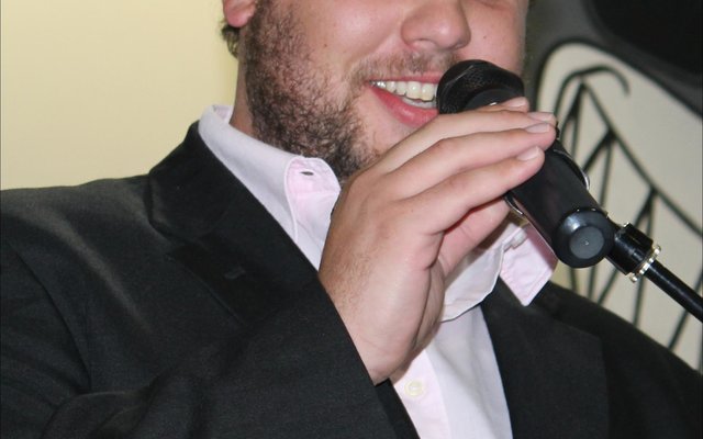 Levi Lewis besig om te "beat box".